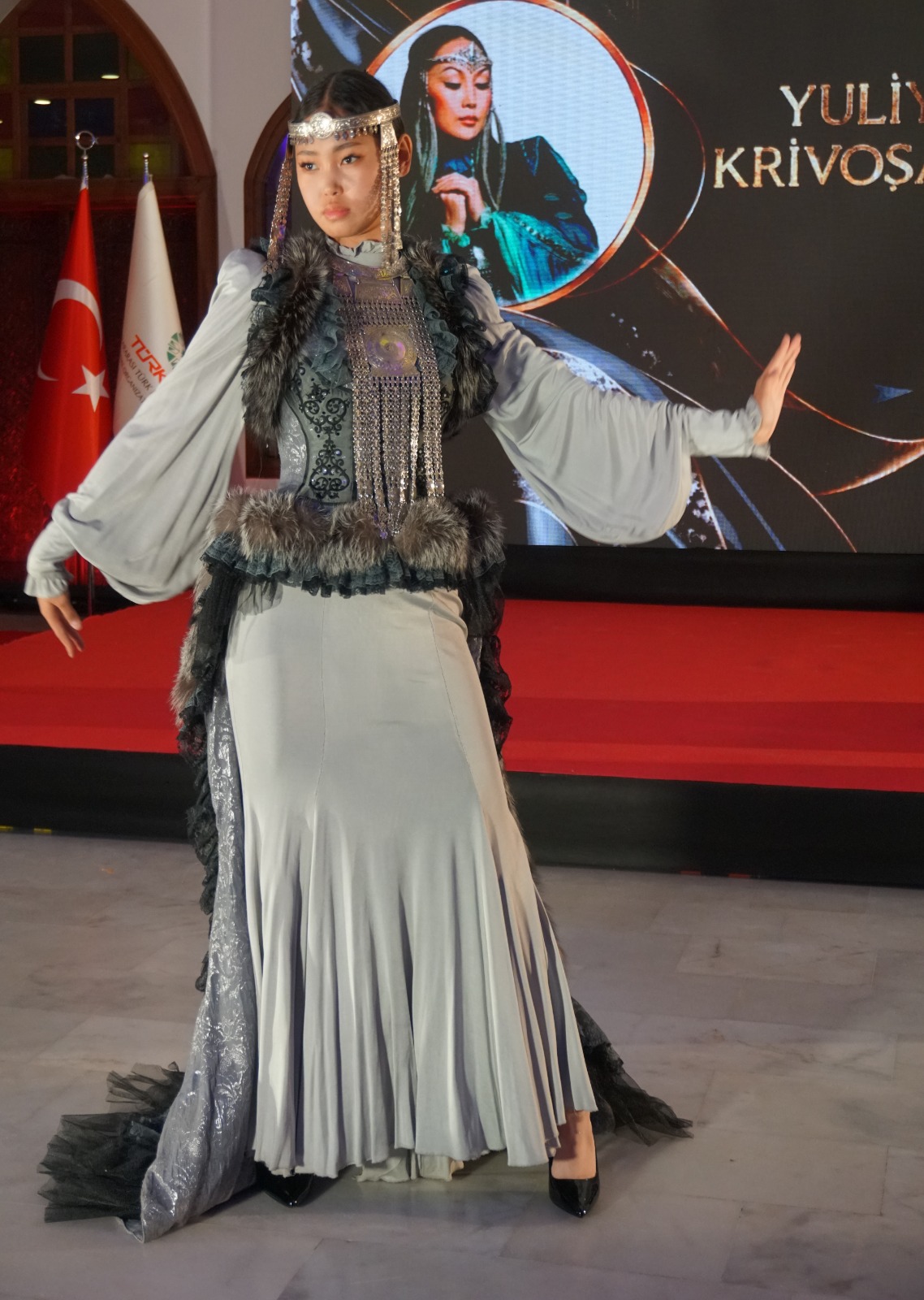 TÜRKSOY Kadın ve Etno Moda Buluşması, Ankara Keçiören’de sanatseverler ve moda dünyasıyla unutulmaz bir buluşmaya imza attı. Kuzeyin Kadim Rüzgarı Başkentte Esti: Yuliyana Krivoşapkina'dan Görsel ve Müzikal Şölen!