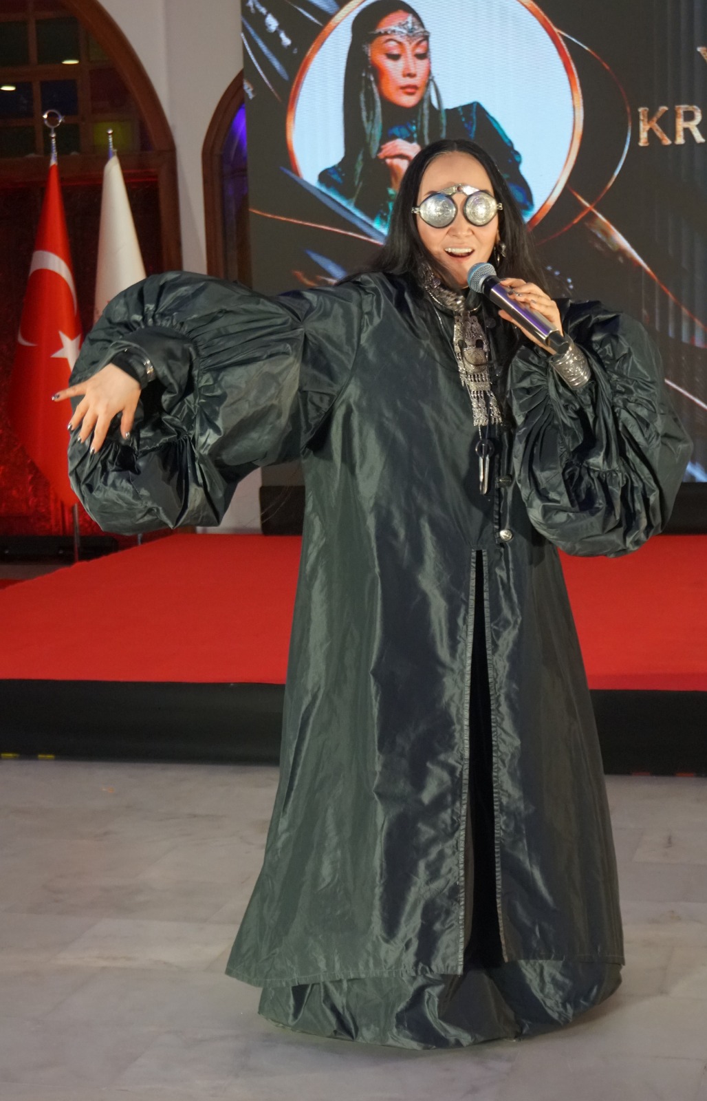 TÜRKSOY Kadın ve Etno Moda Buluşması, Ankara Keçiören’de sanatseverler ve moda dünyasıyla unutulmaz bir buluşmaya imza attı. Kuzeyin Kadim Rüzgarı Başkentte Esti: Yuliyana Krivoşapkina'dan Görsel ve Müzikal Şölen!