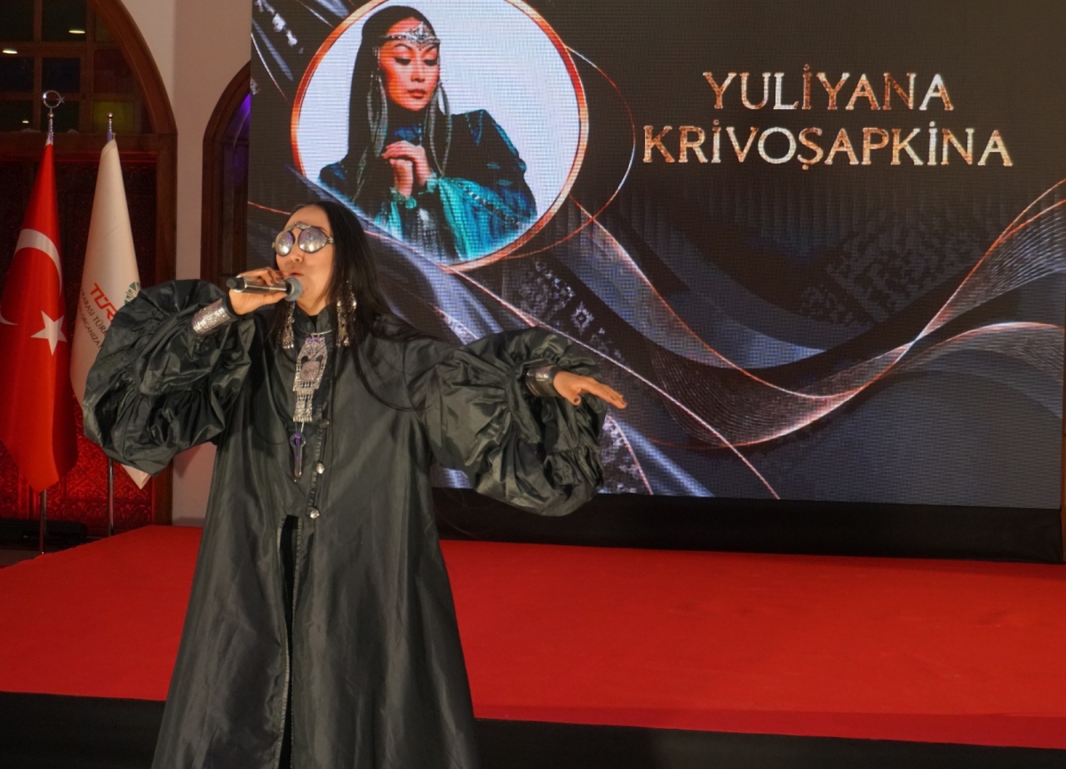TÜRKSOY Kadın ve Etno Moda Buluşması, Ankara Keçiören’de sanatseverler ve moda dünyasıyla unutulmaz bir buluşmaya imza attı. Kuzeyin Kadim Rüzgarı Başkentte Esti: Yuliyana Krivoşapkina'dan Görsel ve Müzikal Şölen!