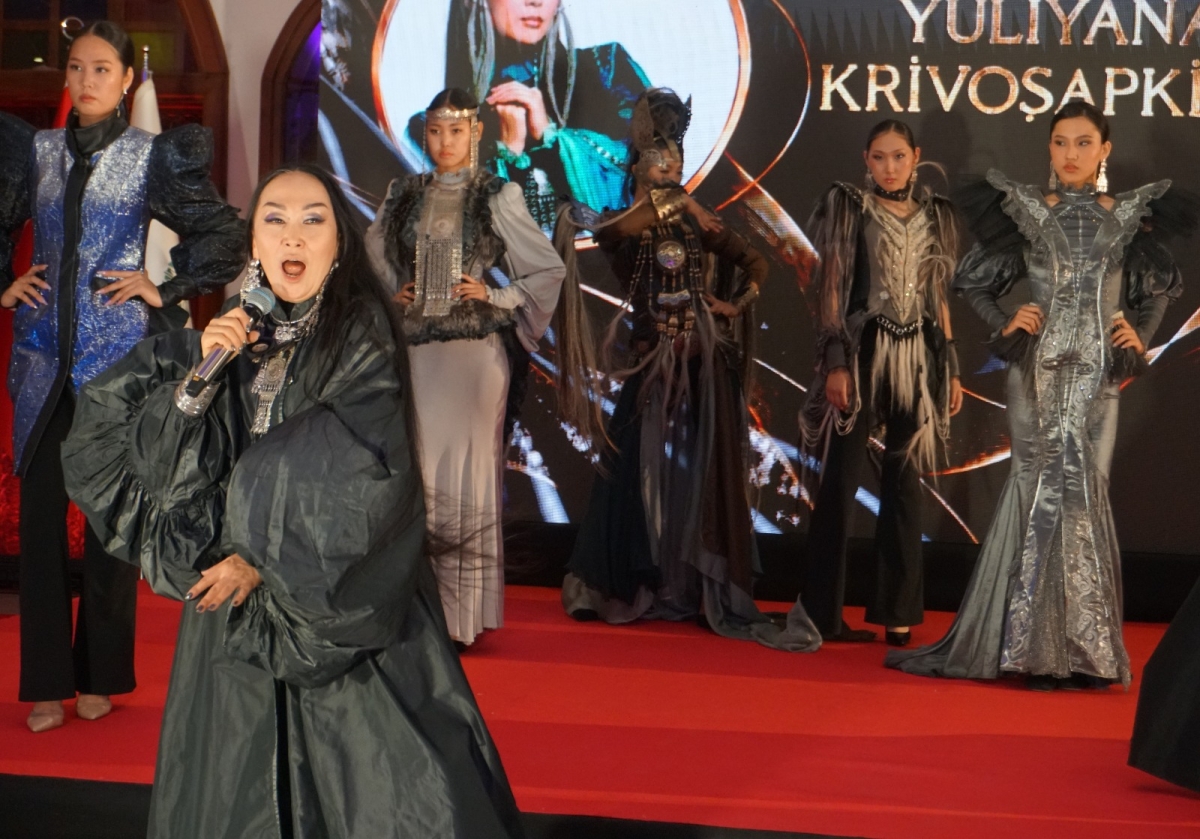 TÜRKSOY Kadın ve Etno Moda Buluşması, Ankara Keçiören’de sanatseverler ve moda dünyasıyla unutulmaz bir buluşmaya imza attı. Kuzeyin Kadim Rüzgarı Başkentte Esti: Yuliyana Krivoşapkina'dan Görsel ve Müzikal Şölen!