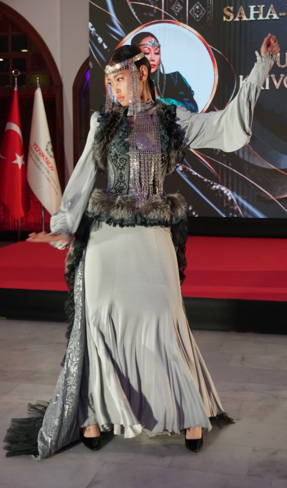 TÜRKSOY Kadın ve Etno Moda Buluşması, Ankara Keçiören’de sanatseverler ve moda dünyasıyla unutulmaz bir buluşmaya imza attı. Kuzeyin Kadim Rüzgarı Başkentte Esti: Yuliyana Krivoşapkina'dan Görsel ve Müzikal Şölen!