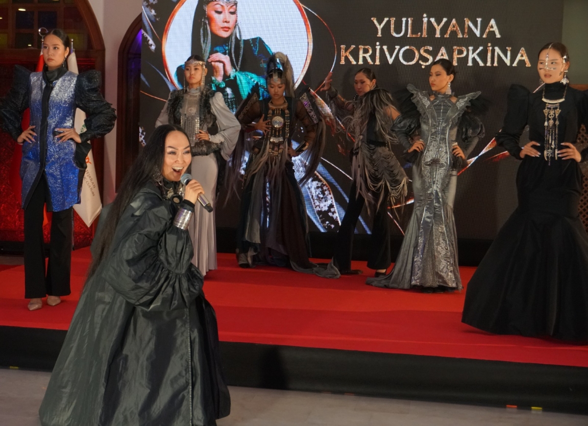 TÜRKSOY Kadın ve Etno Moda Buluşması, Ankara Keçiören’de sanatseverler ve moda dünyasıyla unutulmaz bir buluşmaya imza attı. Kuzeyin Kadim Rüzgarı Başkentte Esti: Yuliyana Krivoşapkina'dan Görsel ve Müzikal Şölen!