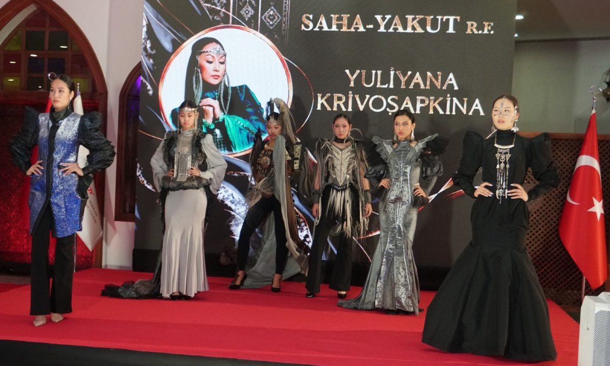 TÜRKSOY Kadın ve Etno Moda Buluşması, Ankara Keçiören’de sanatseverler ve moda dünyasıyla unutulmaz bir buluşmaya imza attı. Kuzeyin Kadim Rüzgarı Başkentte Esti: Yuliyana Krivoşapkina'dan Görsel ve Müzikal Şölen!