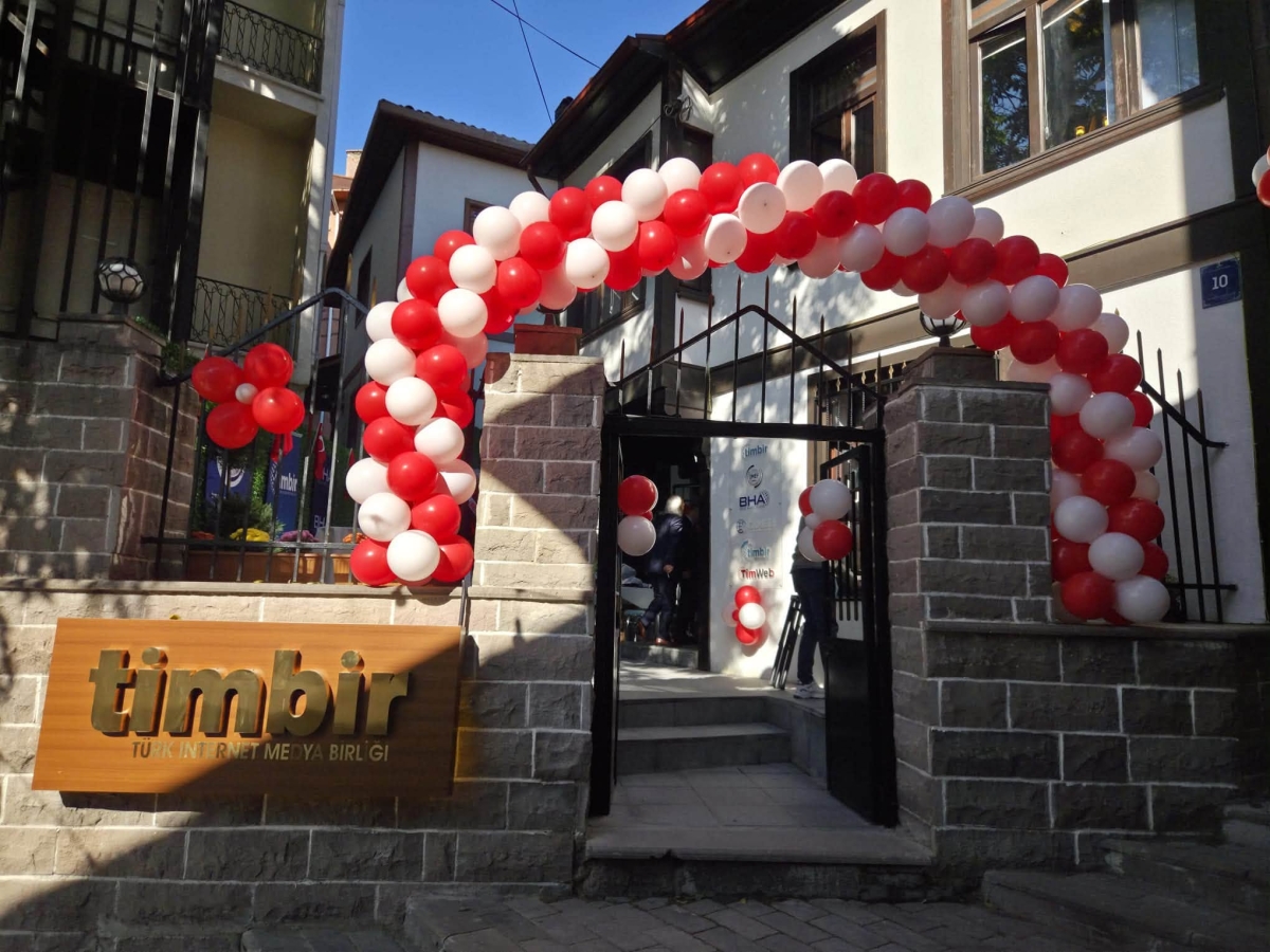 TİMBİR’İN YENİ GENEL MERKEZİ GÖRKEMLİ TÖRENLE AÇILDI: DİJİTAL MEDYADA YENİ BİR DÖNEM BAŞLIYOR!
Türk İnternet Medya Birliği (TİMBİR), dijital yayıncılıkta standartları yükseltecek ve internet medyasını tek çatı altında