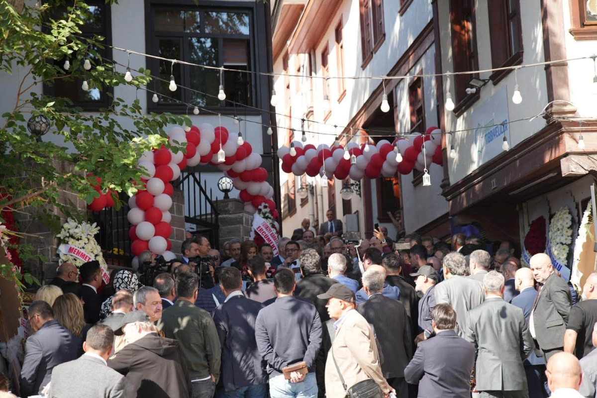 TİMBİR’İN YENİ GENEL MERKEZİ GÖRKEMLİ TÖRENLE AÇILDI: DİJİTAL MEDYADA YENİ BİR DÖNEM BAŞLIYOR!
Türk İnternet Medya Birliği (TİMBİR), dijital yayıncılıkta standartları yükseltecek ve internet medyasını tek çatı altında