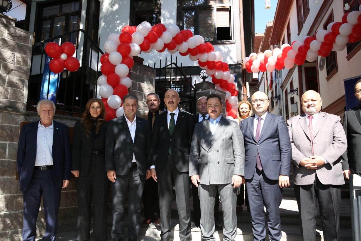 TİMBİR’İN YENİ GENEL MERKEZİ GÖRKEMLİ TÖRENLE AÇILDI: DİJİTAL MEDYADA YENİ BİR DÖNEM BAŞLIYOR!
Türk İnternet Medya Birliği (TİMBİR), dijital yayıncılıkta standartları yükseltecek ve internet medyasını tek çatı altında