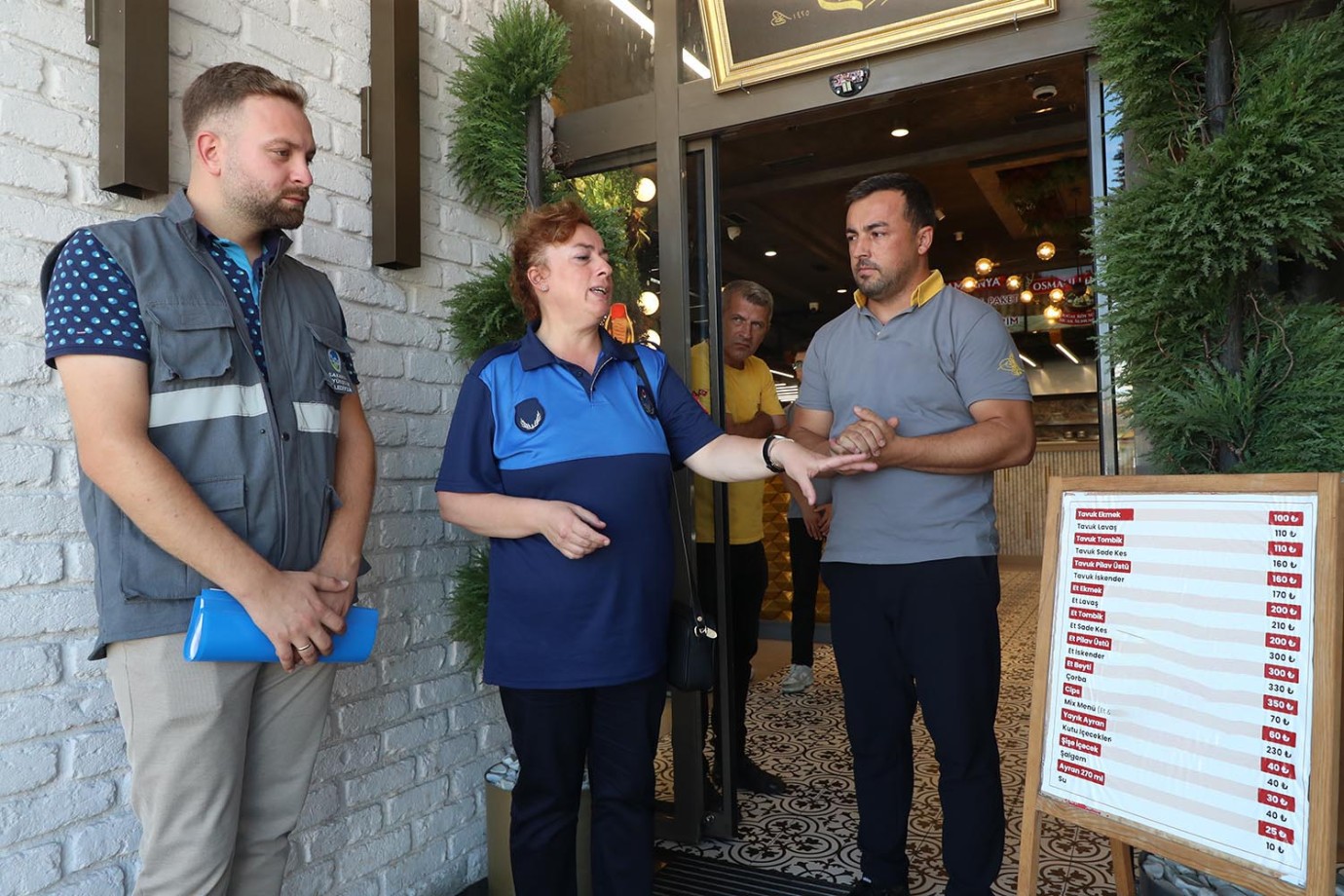 Sakarya Büyükşehir Zabıtası’ndan İl ve İlçelerde kafe ve restoranlara fiyat denetimleri hız kesmeden devam ediyor..