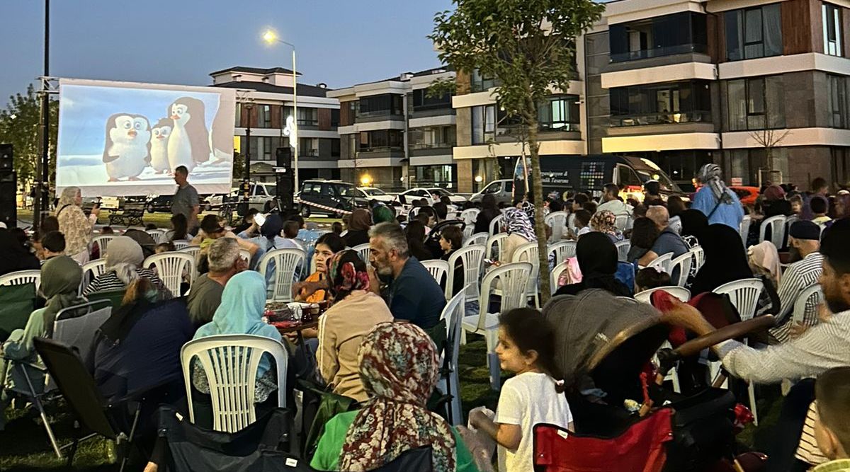 Sakarya İli Serdivan ilçesinde  Açık Hava Sinema Keyfi Sürüyor