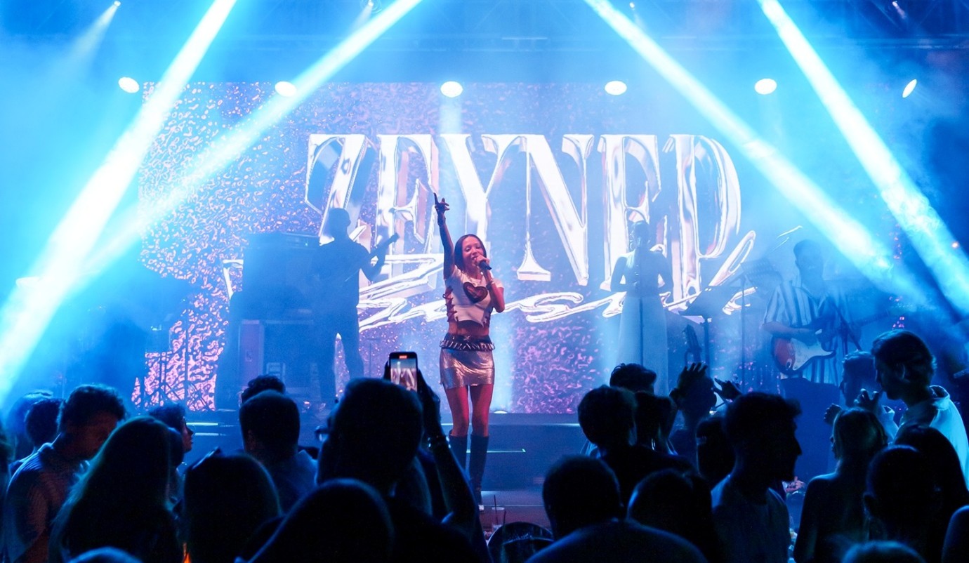 Zeynep Bastık’tan yaz enerjisi