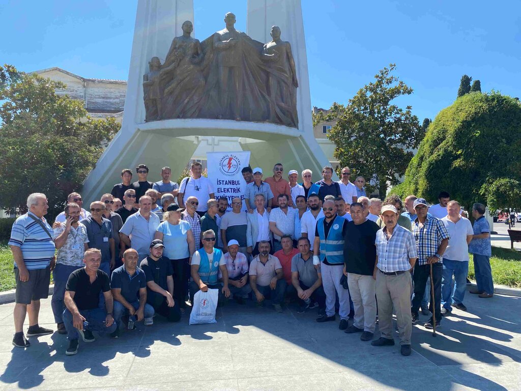 İstanbul Elektrik Teknisyenleri Odası Yönetimi ve Üyeleri, son günlerde artan elektrik kaynaklı can ve mal kayıplarına neden olan üzücü gelişmeler hakkında basın açıklaması