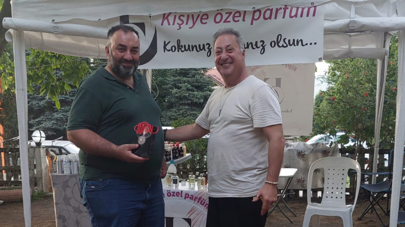 Erol Boyuneğmez, Yanık Esnaf Festivali'nde  35 Yıllık deneyimle kendi ürettiği parfümlerini parfümlerini tanıttı, Parfüm alırken nelere dikkat edilmeli?