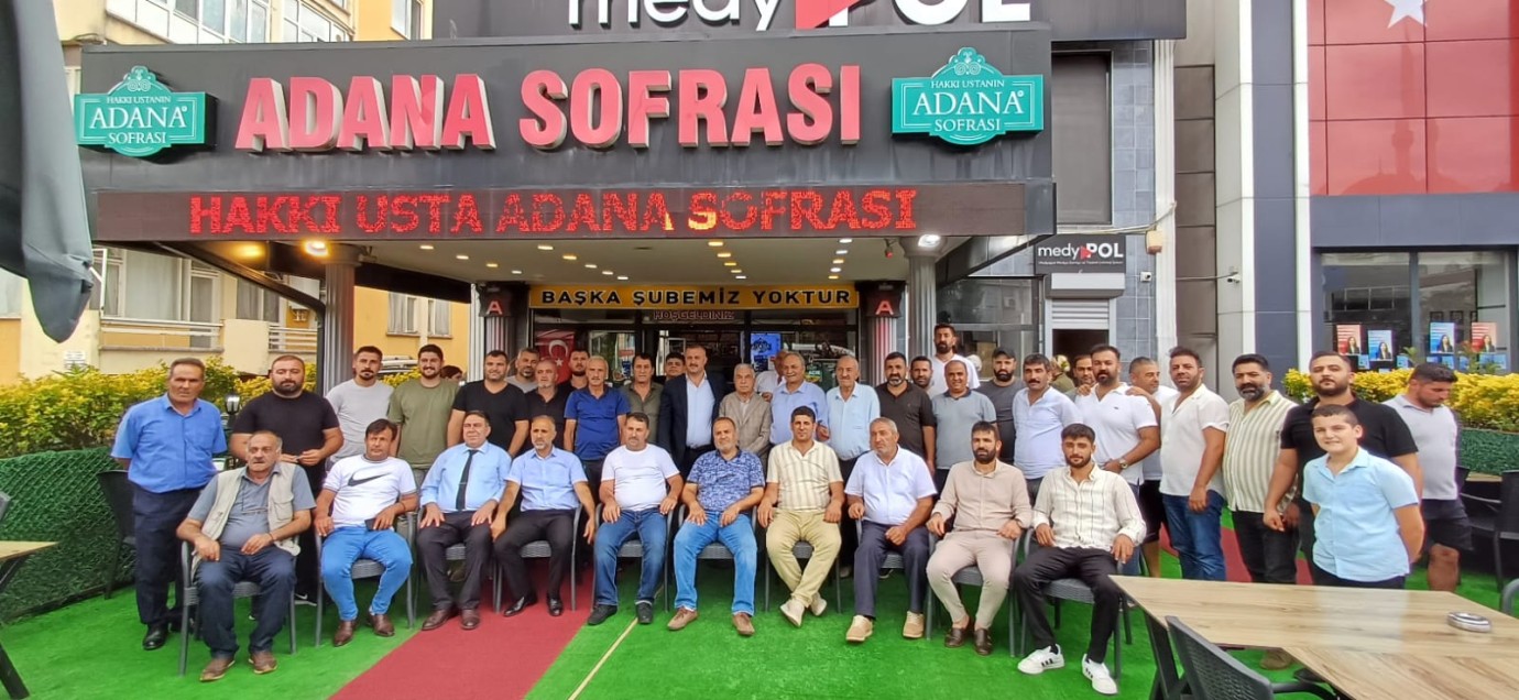 Sakarya Ağrılar Derneği Başkanı Sinan Daşdemir, Hakkı Usta'nın Adana Sofrası'nda düzenlenen öğle yemeğinde medya mensuplarıyla buluşarak başkan adaylığını açıkladı.