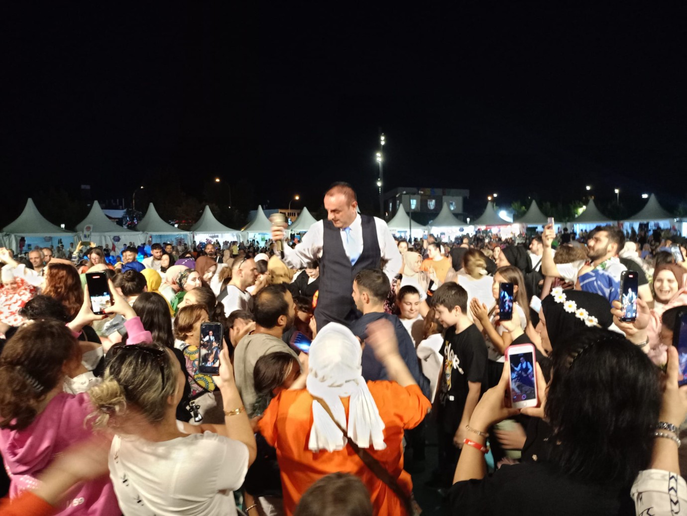 Oflu KADİR Sakarya Kültür Sanat Festivali kapsamında düzenlenen hemşeri buluşmaları Kafkas ve Karadeniz kültürünü Millet Bahçesinde Sakarya'yı Salladı.