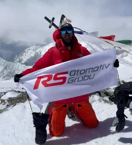 Milli Sporcu ve Dağcı Doğu Yılmaz Pamir Dağı'nın Zirvesine Tırmandı!