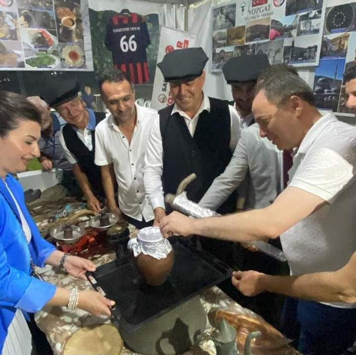 Sakarya Milletvekili Murat Kaya testi kebabı kırdı.