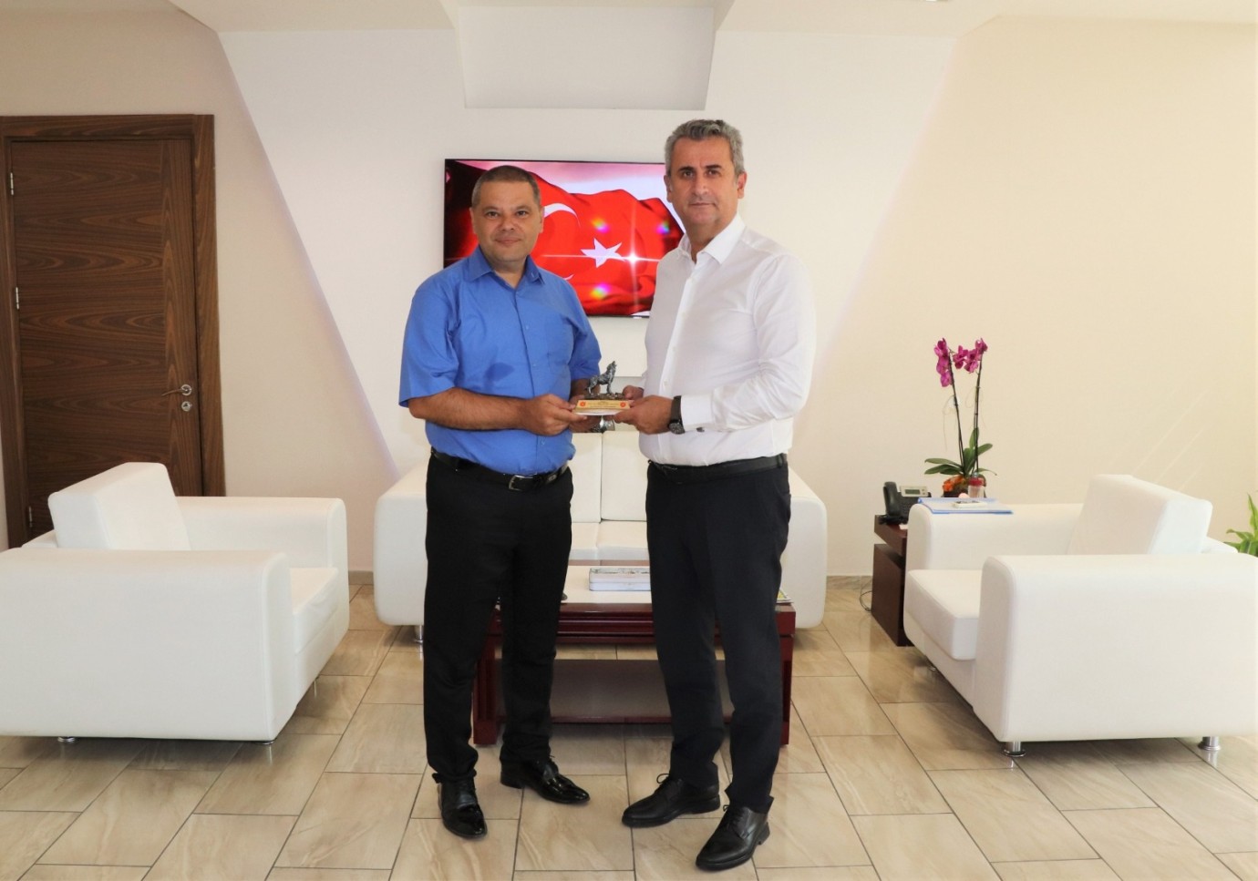 AKSAÇLILAR’DAN KARABAĞLAR KAYMAKAMINA ZİYARET 