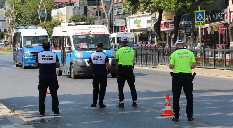 Sakarya’da toplu taşımacılık yapan araçlara polis ve zabıta aynı anda denetimlerine devam ediyor