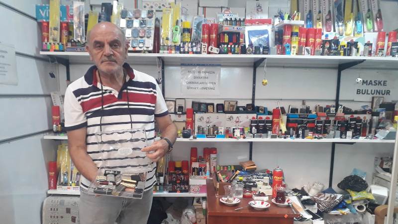 Uzun çarşının seyyar esnaflarından Yarım Asırlık çakmakçı Necdet Konuk, 57 yıldır sürdürdüğü mesleğinin inceliklerini Fısıltı Haberleri'ne anlattı.