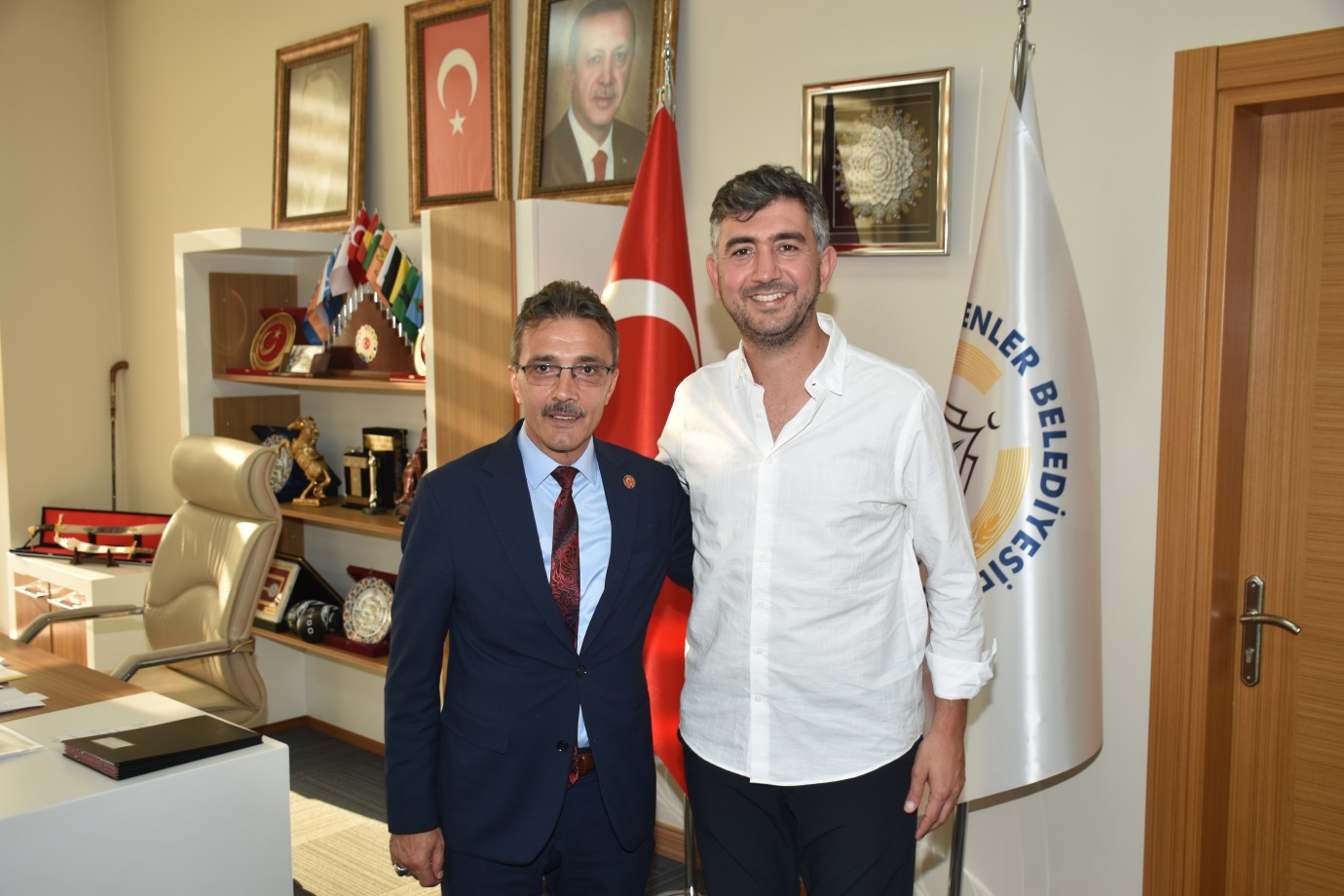 Sapanca Belediye Başkanı Nihat Arda Şahin’i misafir eden Erenler Belediye Başkanı Şenol Dinç, “Hepimizin ortak derdi hizmet, ortak sevdası Sakarya’mız. Bu uğurda hep birlikte çalışmaya devam edeceğiz” dedi
