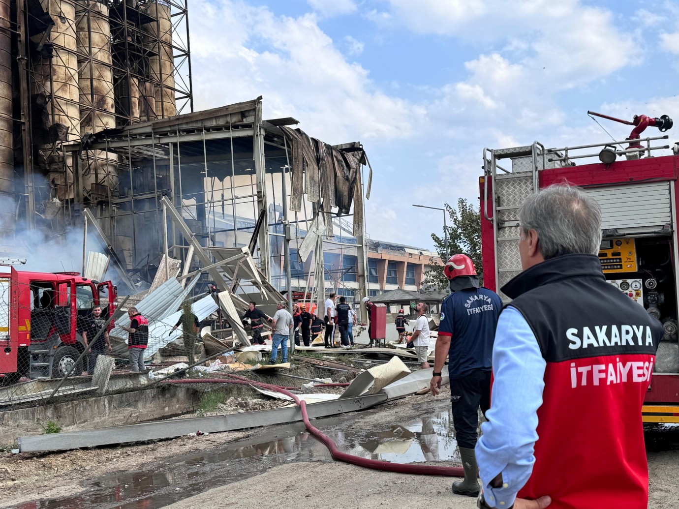 Başkanı Yusuf Alemdar, Hendek'te makarna fabrikasında yaşanan patlamaya yapılan müdahaleyi bizzat bölgede takip etti ve olaya ilişkin son durumu açıkladı.
