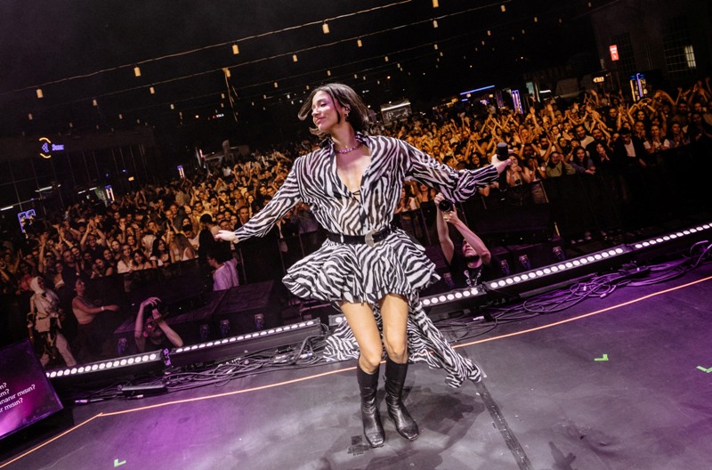Zeynep Bastık, Ankara’da genç hayranlarıyla Bliss Out Festivali kapsamında bir araya geldi. Sahnede müthiş bir enerjiyi yansıtan ünlü sanatçı, iki saat boyunca müzik şöleni yaşattı.