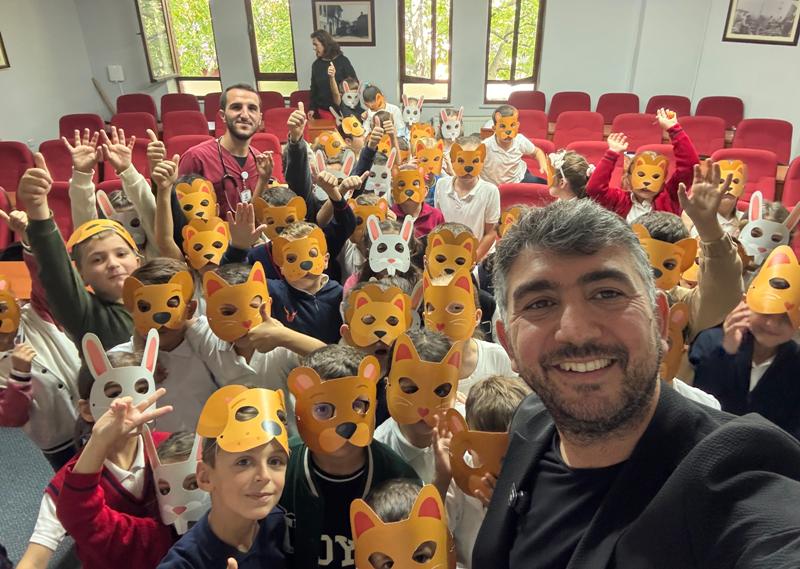 Sapanca Belediyesi, 4 Ekim Hayvanları Koruma Günü dolayısıyla, hayvan sevgisini aşılamak amacıyla Sapanca Belediyesi Meclis salonu ve belediye hizmet binası önünde etkinlik düzenledi.
