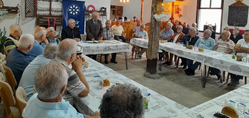 Tyb Sakarya Şubesi, emekli öğretmen Ahmet İşsever'in yeni yayımlanan 'Geçmişten Günümüze Taraklı' kitabına söyleşi ve imza günü düzenledi.