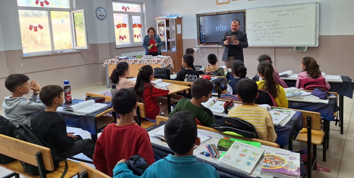 Van’da da “Köyde Okuma Etkinlikleri” isimli programın 75’incisi 10 Ekim 2024 günü Van’ın Edremit ilçesinin Doğanlar Köyü’ndeki okulda gerçekleştirildi. 