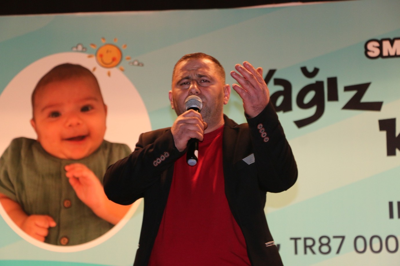 SMA'lı Yağız Alp için düzenlenen özel konserde, Karadeniz'in sevilen sanatçısı Çetin Uzun sahne aldı. Sakarya'lı sanatçı, unutulmaz şarkılarıyla geceye damgasını vurdu.