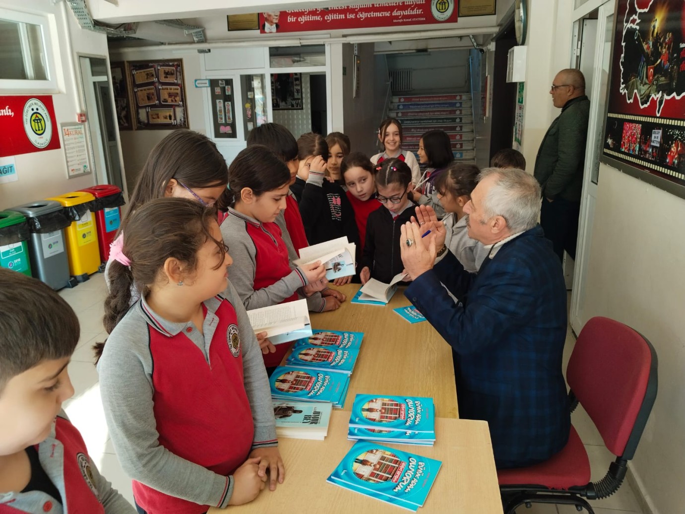 YAZAR ERTEKİN, ÇOCUKLARLA BULUŞTU
