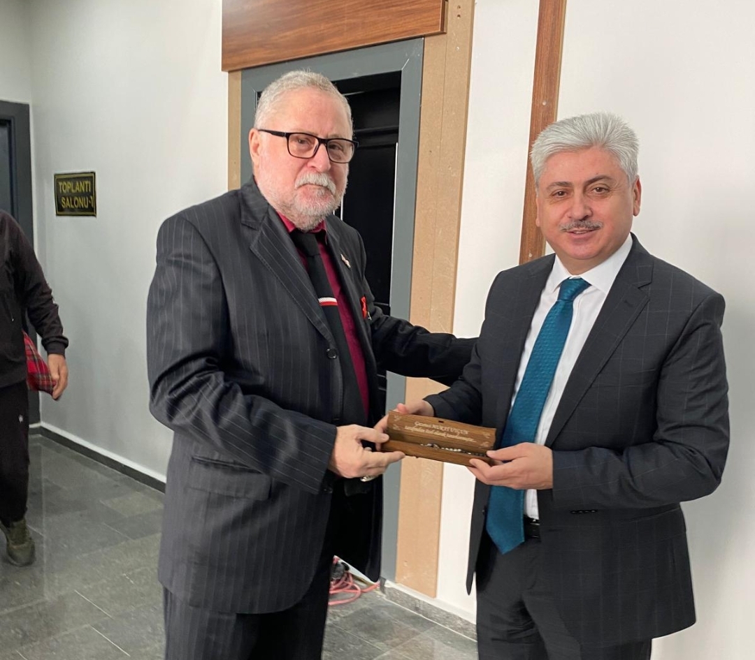 Sakarya'dan Güzel Bir Jest: Murat Uygun, Vali Doğan'a Özel Tespih Takdim Etti