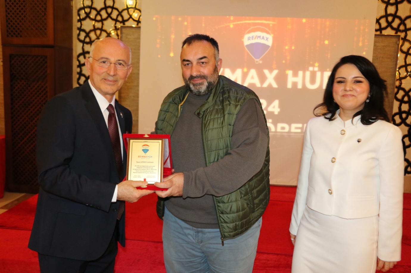 REMAX-Hür’den Candan’a Teşekkür Plaketi