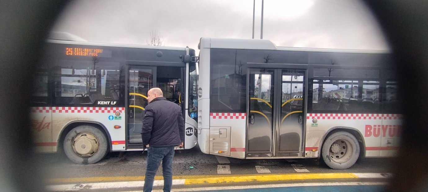 Sakarya'da Büyükşehir Belediyesine Ait İki Otobüs Kaza Yaptı