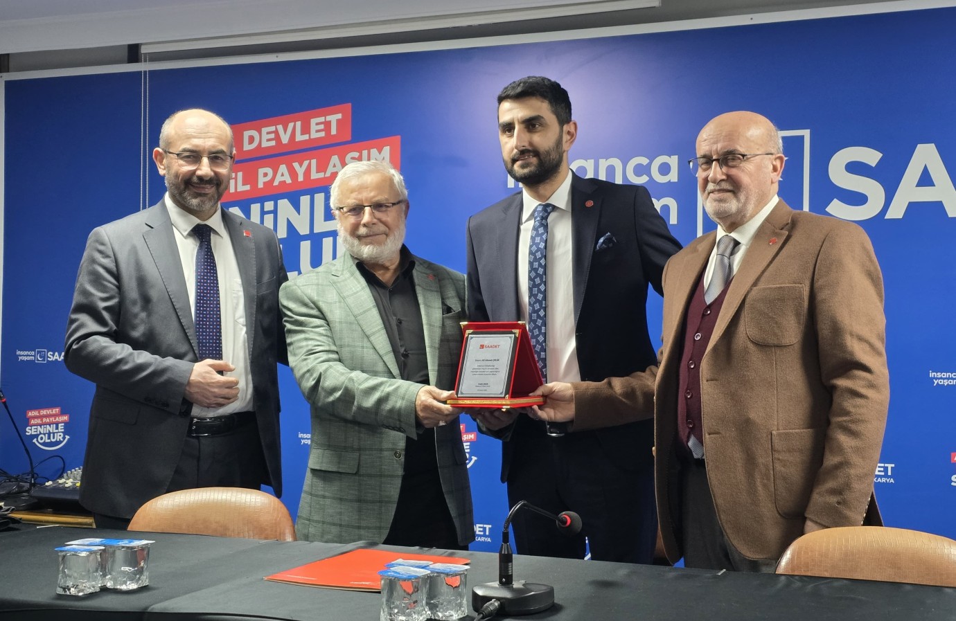 Saadet Partisi Sakarya İl Başkanlığı görevinde bayrak değişimi yaşandı. 4 yıldır bu görevi sürdüren Hasan Zengin, görevini düzenlenen bir törenle Ali Ahmet Çelik'e devretti., Ali Ahmet Çelik Kimdir? 