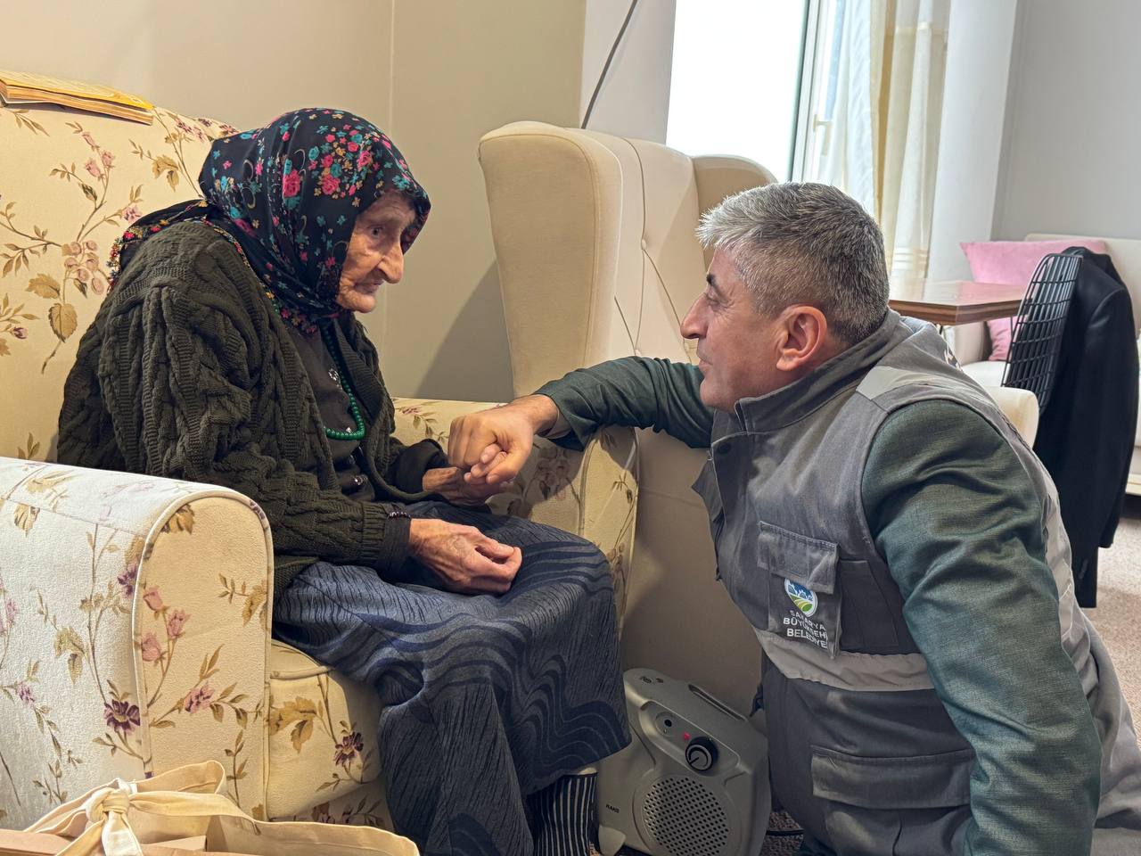 Sakarya Büyükşehir Belediyesi, 6 Şubat depreminin ikinci yıl dönümünde depremzedeleri unutmadı. Deprem sonrası Sakarya'ya yerleşen depremzedeleri ziyaret eden ekipler, onların istek ve taleplerini dinledi.