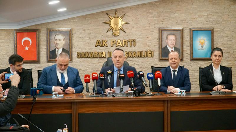 AK Parti Sakarya İl Başkanı Yunus Tever, 8. Olağan Kongre öncesinde basın toplantısı düzenledi. 