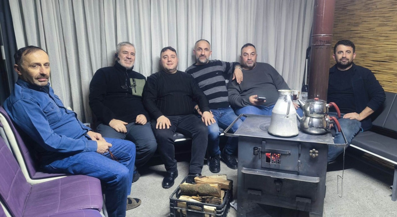 Nostalji Kuzine Önünde Çay ve Sohbet:  Azmanoğlu Ailesine Keyifli Bir Ziyaret Gerçekleştirildi