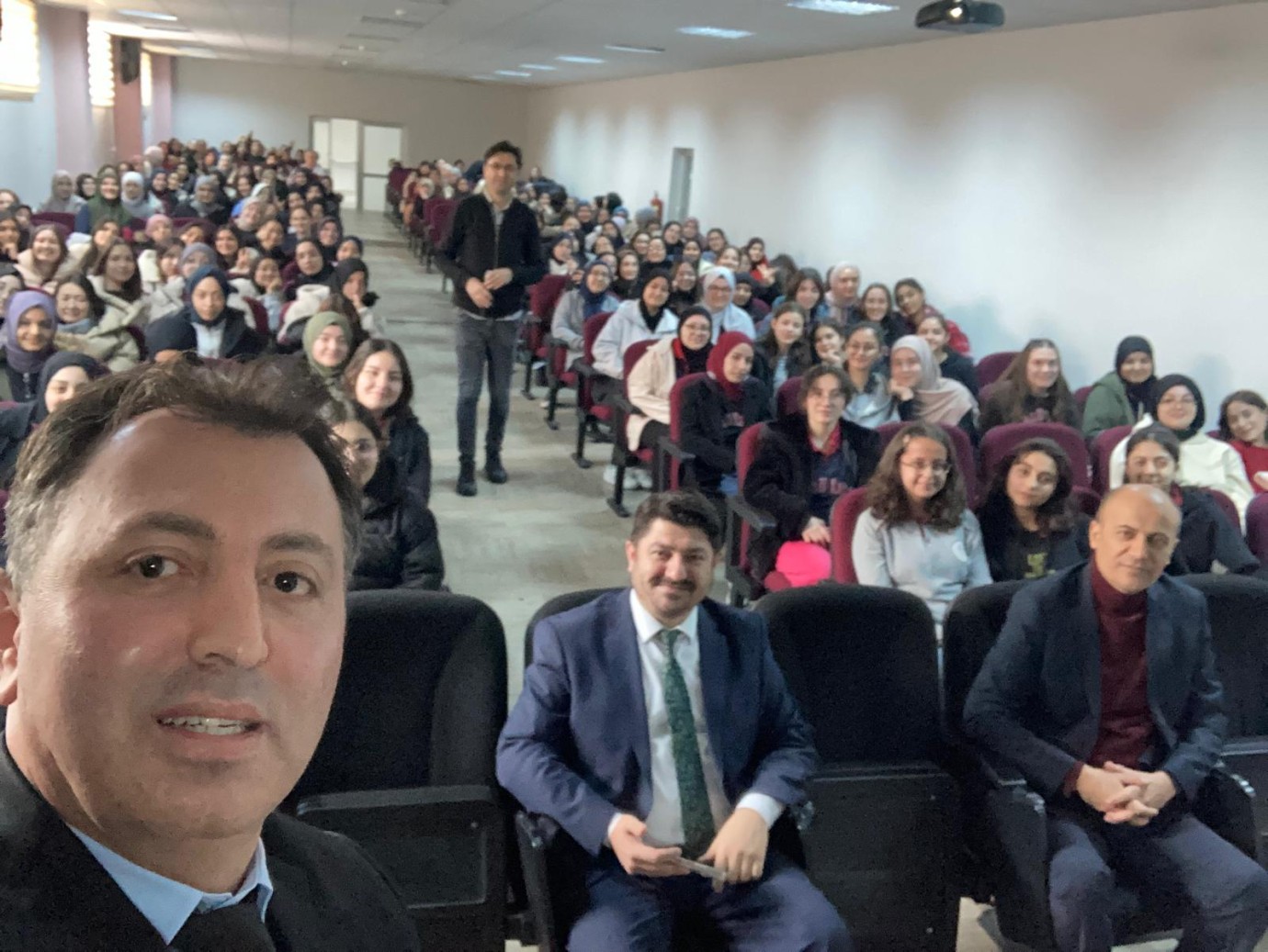 Nanoteknoloji Uzmanı Prof. Dr. İsmail Öçsoy, Bilim Söyleşileriyle Liseli Gençlere İlham Veriyor