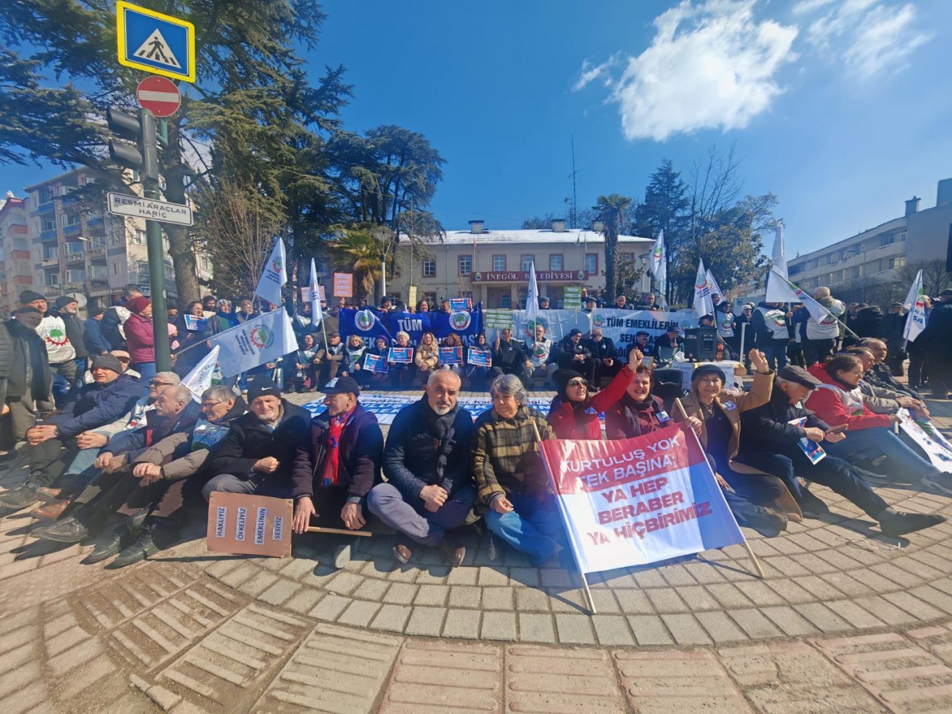 İnegöl'de Emeklilerden Büyük Oturma Eylemi: 
