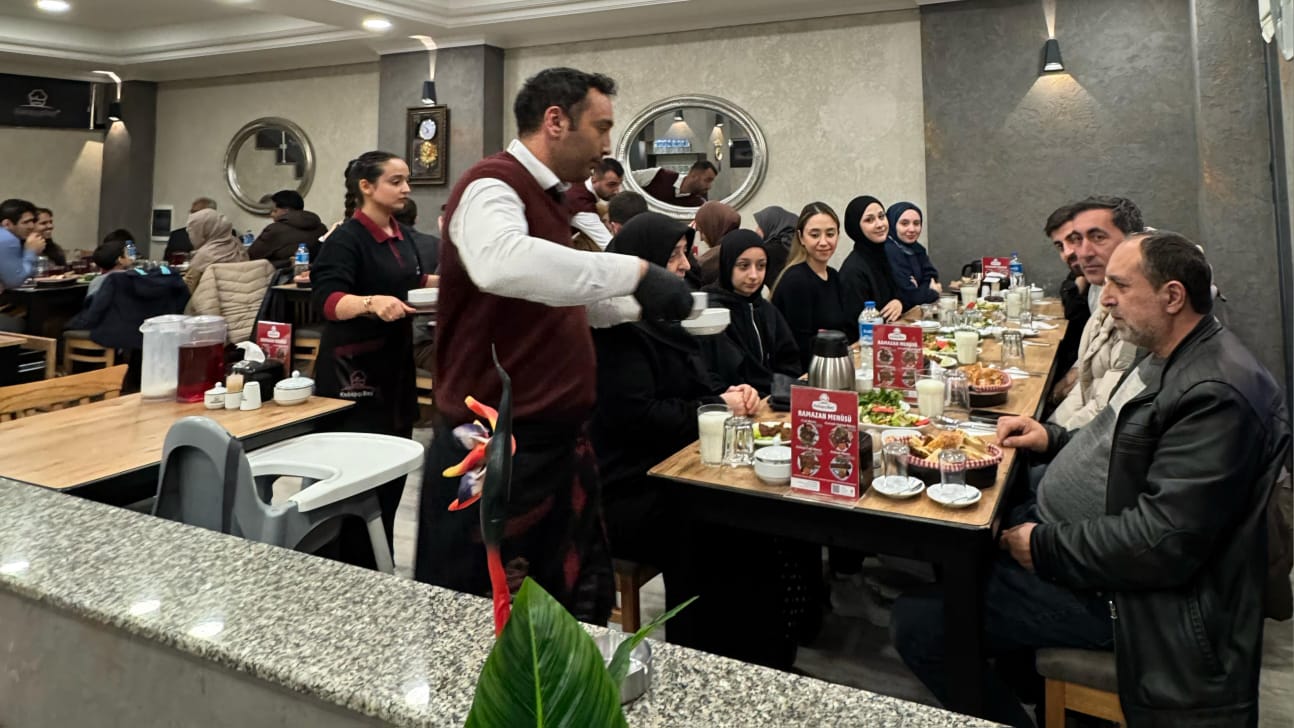 Kebapçı Bey'de Ramazan Coşkusu: Canlı Ezan ve Tasavvuf Musikisiyle İftar Keyfi