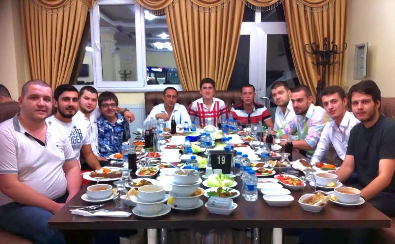 Hakkı Usta'nın Adana Sofrası'nda Duygusal Buluşma: Eğitimci Ersoy'dan Unutulmaz İftar