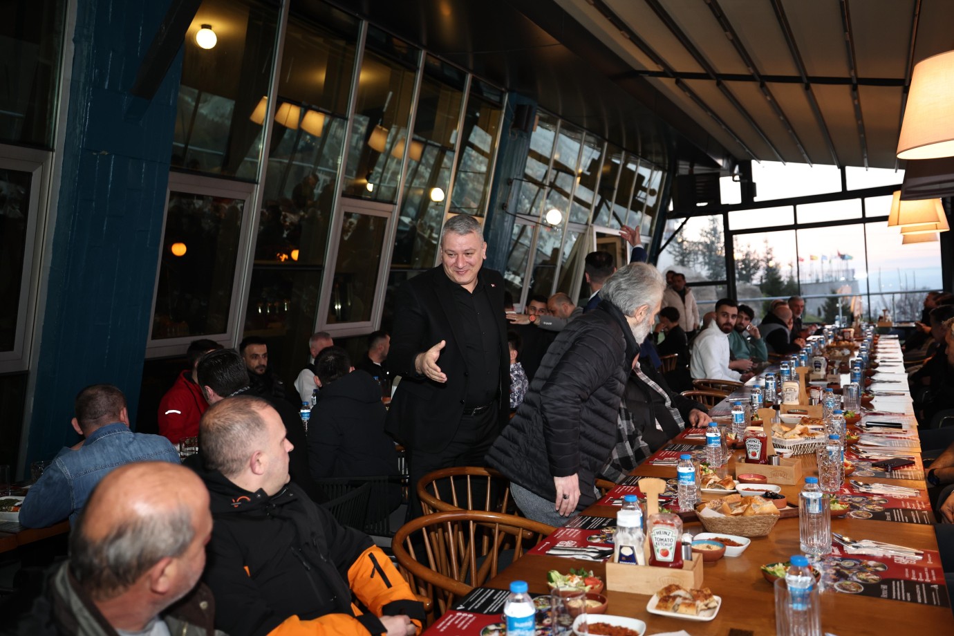 Serdivan Belediye Başkanı Çelik'ten Berber Esnafına İftar Sofrası ve Destek Sözü