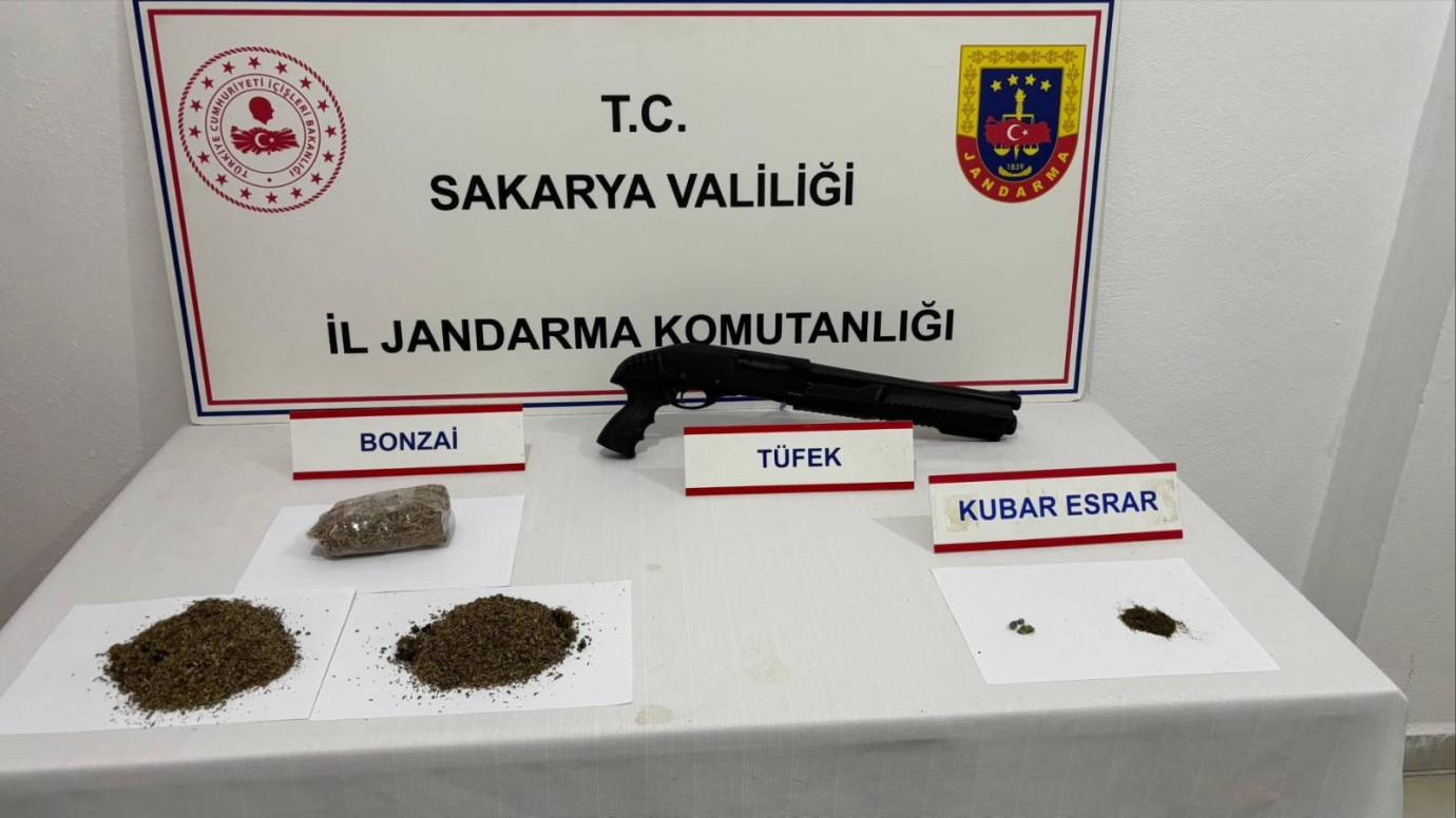 SAKARYA’DA ZEHİR TACİRLERİNE AĞIR DARBE: 1 MİLYONLUK KOKAİN VE CEPHANE ELE GEÇİRİLDİ!