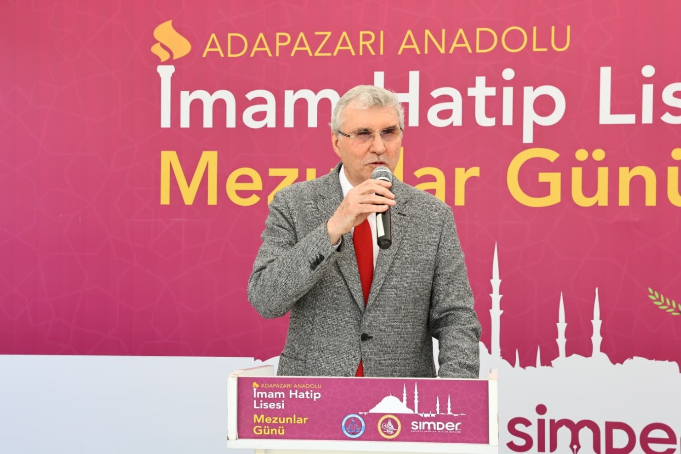 SAKARYA’NIN GÖNÜL ADAMI EKREM YÜCE’DEN MEZUNLAR GÜNÜNDE VEFA ÇIKARMASI!