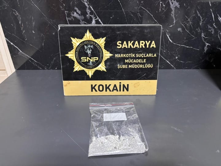 KUZEY MARMARA OTOYOLUNDA ZEHİR SEVKİYATINA POLİS ENGELİ: AKYAZI’DA KOKAİN OPERASYONU!