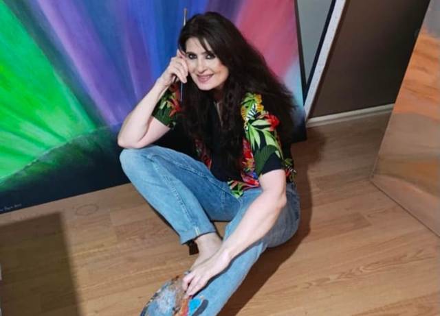 TUVALİN BÜYÜSÜNE KAPILAN RESSAM: ŞENNUR ÜZGEN SANAT DÜNYASININ MERCEĞİ ALTINDA
