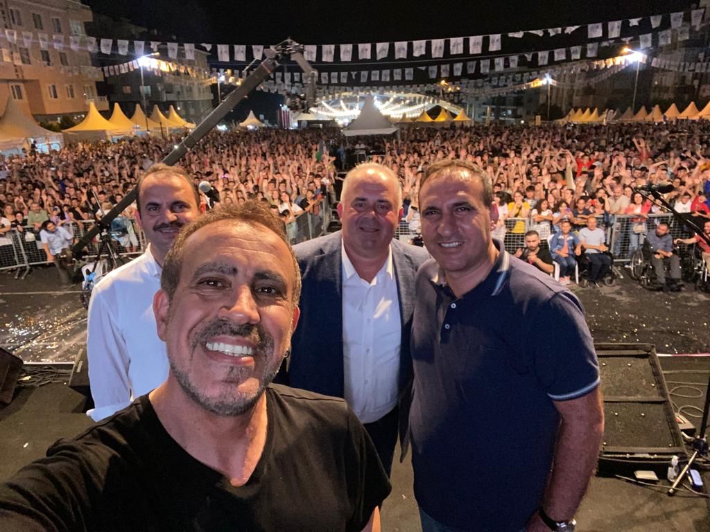 Erguvan Haluk Levent ile açıldı