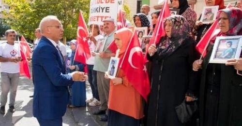 Diyarbakır İl Emniyet Müdürü Kaya, evlat nöbetindeki ailelerle bir araya geldi
