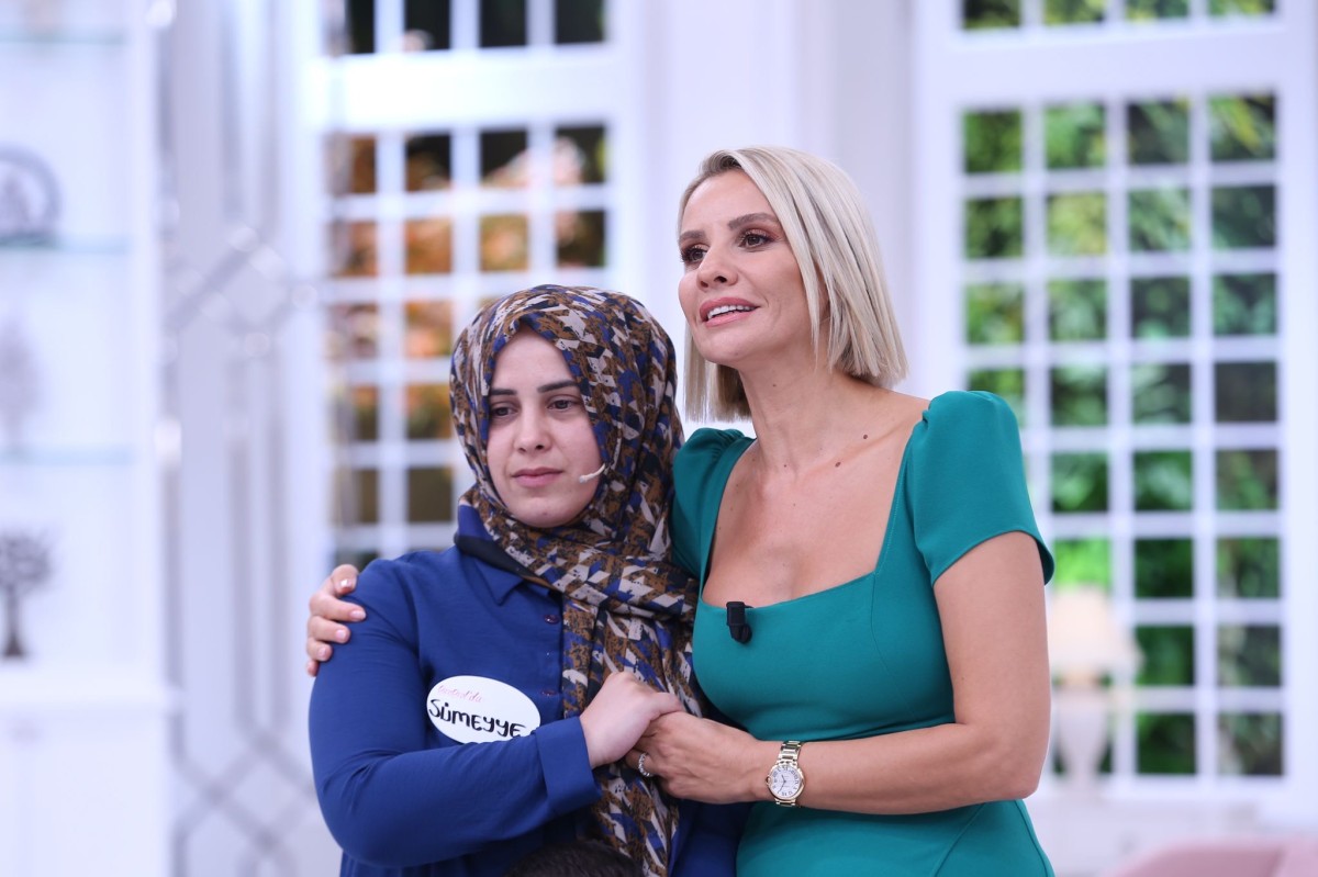 Bir anne daha Esra Erol’da evladına kavuştu. 