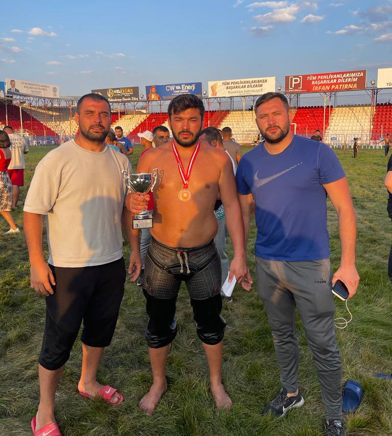 Sakarya'lı pehlivanı Elmalı’da boş geçmedi